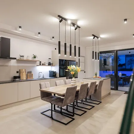 Laganini וילה נין